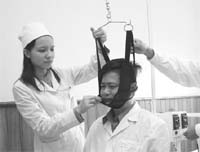 BS. Dũng đang thực hiện kéo giãn cột sống cổ cho bệnh nhân