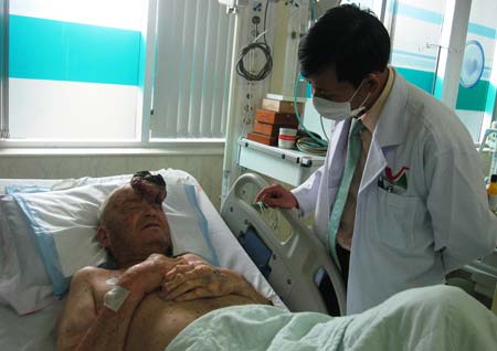 Ông Otobankens đang được điều trị tại bệnh viện Vũ Anh