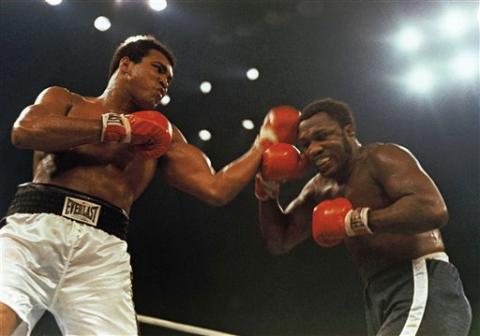 Muhammad Ali (trái) và Joe Frazier trong trận đấu quyền Anh 12 hiệp ngày 28 tháng 1, 1974 ở Madison Square Garden, New York. 